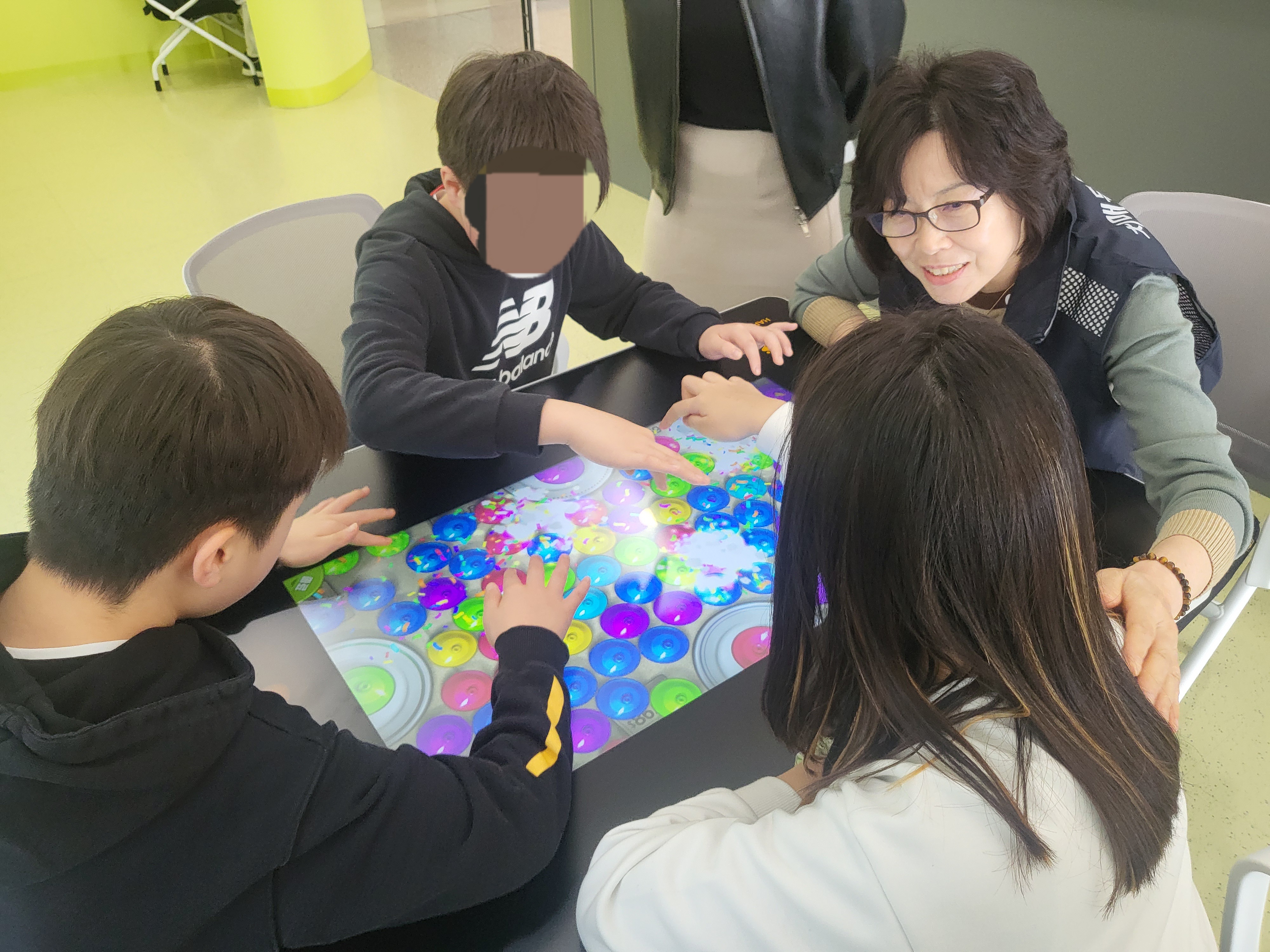 연수구 송도건강생활지원센터는 지난 21일 실생활 적응력 향상과 자립 역량 강화를 위해 인천 첨단초 특수학급의 학생 대상으로 ‘커피교실’과 ‘스마트 재활교실’을 운영했다